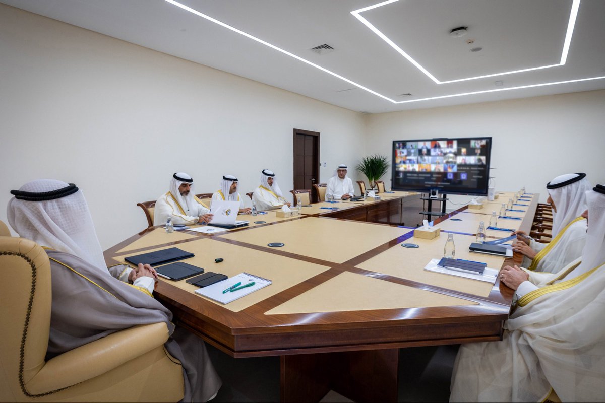 MOFAKuwait's tweet photo. ترأس معالي الشيخ جراح جابر الأحمد الصباح، وزير الخارجية، اليوم الخميس الموافق 7 مايو 2026، وفد دولة الكويت المشارك في أعمال الاجتماع الوزاري لدعم الأمن الغذائي والوصول إلى الأسمدة، والذي عقد برئاسة مشتركة من قبل الجمهورية الإيطالية وجمهورية كرواتيا، وبمشاركة الدول الأعضاء في جامعة الدول العربية ودول مجموعة (MED9) ودول البلقان، عبر تقنية الاتصال المرئي والمسموع.

وثمن معالي الشيخ جراح جابر الأحمد الصباح، وزير الخارجية، مبادرة كل من الجمهورية الإيطالية وجمهورية كرواتيا على تنظيم الاجتماع، مؤكداً أهمية بلورة آلية عملية وفاعلة لتعزيز التنسيق المشترك حيال سلاسل إمدادات الطاقة والأغذية والأسمدة.

كما جدد معالي الشيخ جراح جابر الأحمد الصباح تأكيده على موقف دولة الكويت الثابت إزاء وضع مضيق هرمز كممر مائي دولي طبيعي وفق ما رسخته قواعد القانون الدولي واتفاقية الأمم المتحدة لقانون البحار لعام 1982، التي تكفل حق المرور العابر، مؤكداً رفض أية تدابير أحادية أو محاولات لاستحداث أو فرض وتكريس وضع قائم جديد يخالف الأطر القانونية الدولية، مشدداً في ذات السياق على ضرورة امتثال الجانب الإيراني التام لقرار مجلس الأمن رقم 2817.