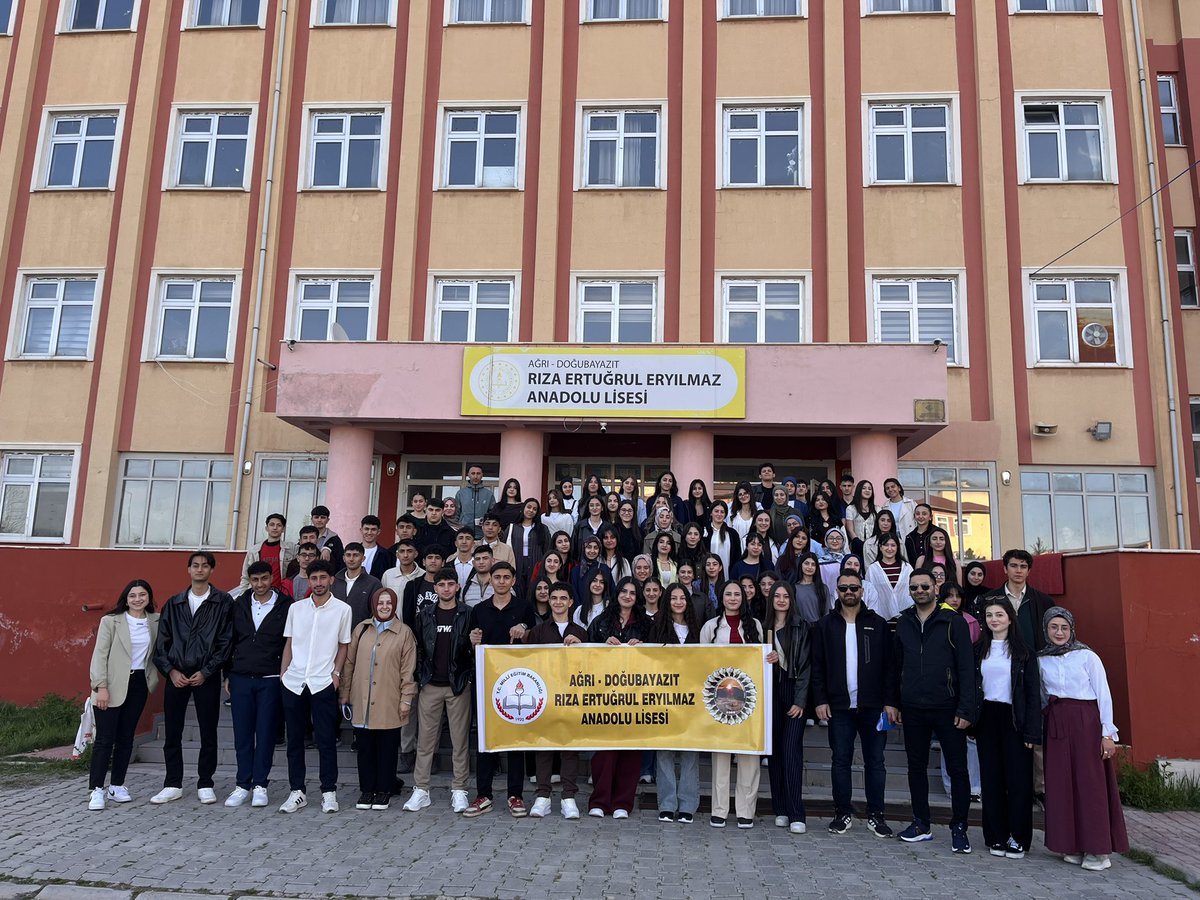 Reeal_04's tweet photo. 12.sınıf öğrencilerimizin motivasyonunu artırmak amacıyla Van Yüzüncü Yıl Üniversitesi’ne gezi düzenlendi.
Gezi kapsamında öğrencilerimiz Van Kedi Villası, Akdamar Adası ve Edremit Sahili’ni de ziyaret etti. 🌿@hasan_kokrek @sendavut4848 @agrimem @dogubayazitmem https://t.co/MVLXp6c2H6