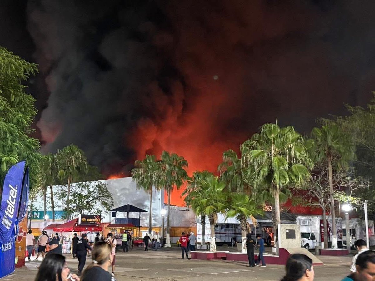 veracruznotiof's tweet photo. #Nacional | Se registró fuerte incendio en la Nave 1 del Parque #Tabasco "Dora María"

El siniestro ocurrió en las primeras horas del 7 de mayo mientras se realizan las festividades de la #FeriaTabasco.

Hasta el momento se desconocen las causas del incendio y personas lesionadas https://t.co/4ygYxRvjEu