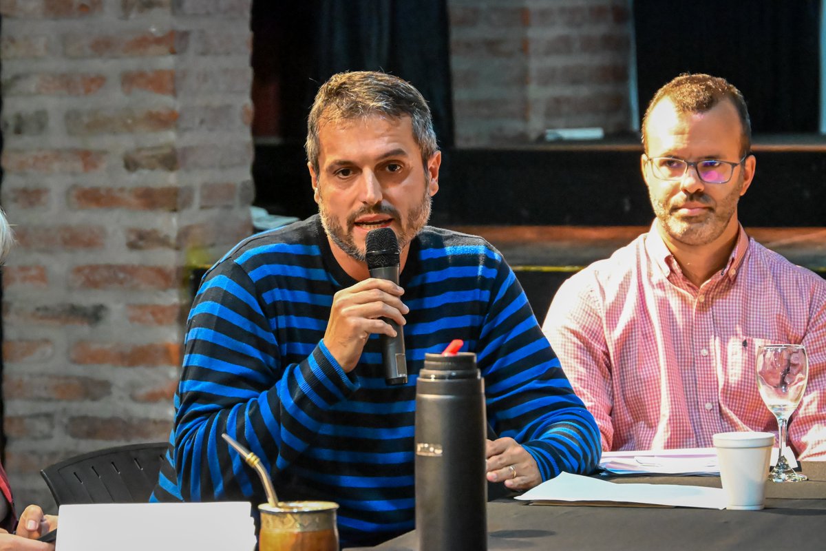 DemosCCE's tweet photo. Junto a CEMUPRO debatimos una realidad que afecta, sobre todo, a los más jóvenes: el trabajo en plataformas de reparto.

📌 Costos y riesgos transferidos a los trabajadores.
📌 Sin derechos laborales.
📌 Pluriempleo como nueva normalidad.

Más info https://t.co/PdZtpFaUUf https://t.co/EBpuDouruh