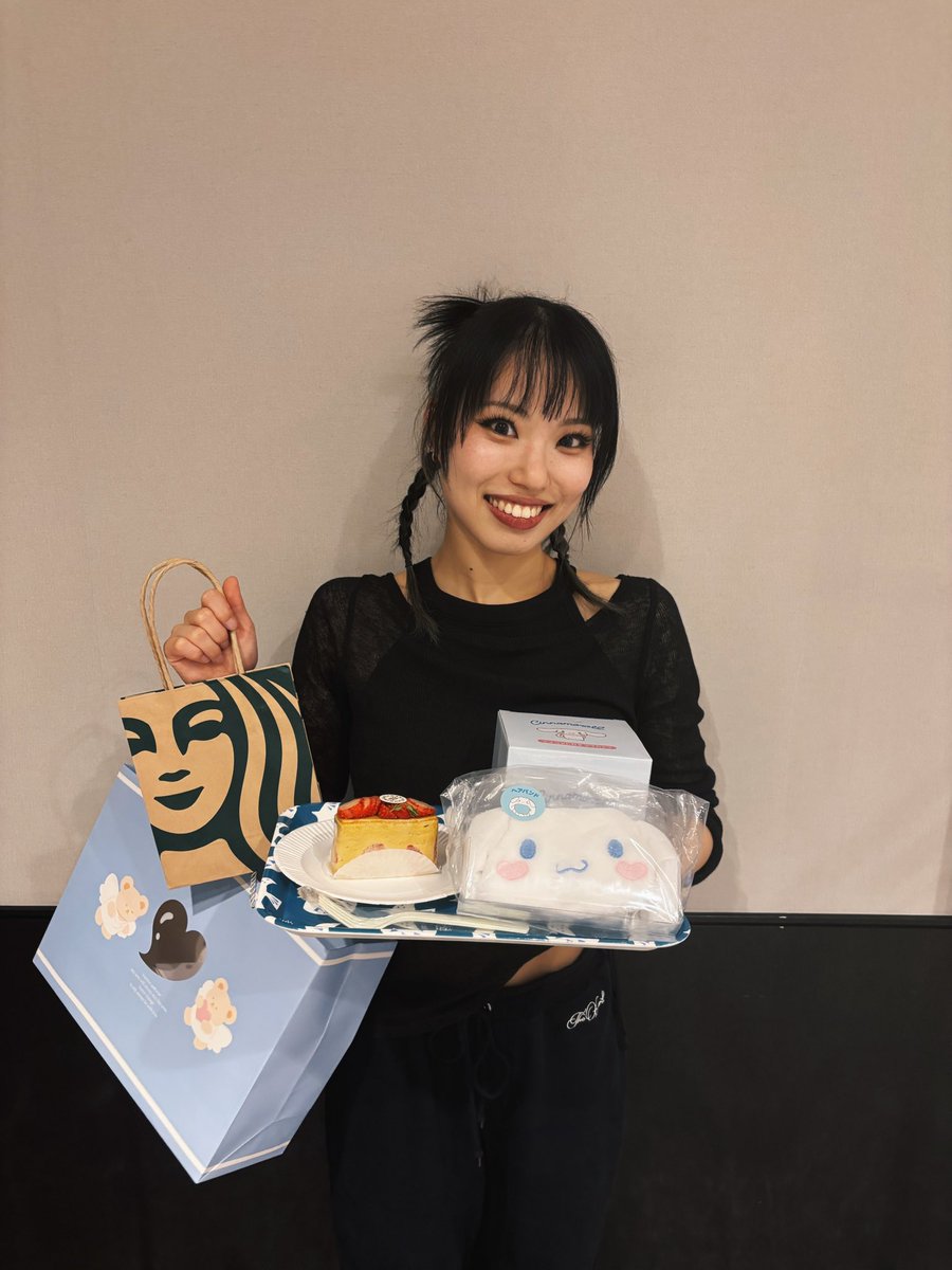 gonnana1057's tweet photo. 本日誕生日を迎えました🎂

明日から始まる中王区のカンパニーの皆さまに盛大にお祝いしていただき、とても幸せな1日でした😭🎤♡
メッセージもたくさんありがとうございます！

28歳のスタートがヒプステで最高に幸せ。
感謝と謙虚な気持ちを忘れず頑張ります🫶 https://t.co/oLQItdLqUX