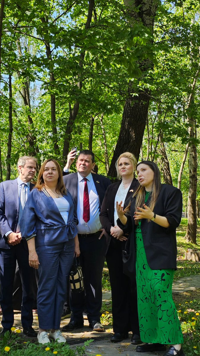 nmbabynyar's tweet photo. Today, #BabynYar welcomed a delegation from the United Kingdom. @AlexDaviesJones, Anthony Charles Cooper @MoJGovUK &amp; Ambassador Neil Crompton @UKAmbUkraine walked the memorial grounds with our Director Roza Tapanova. Thank you @UKinUkraine for remembering.🇬🇧🇺🇦
#diplomacyofmemory https://t.co/htpKSEy55i
