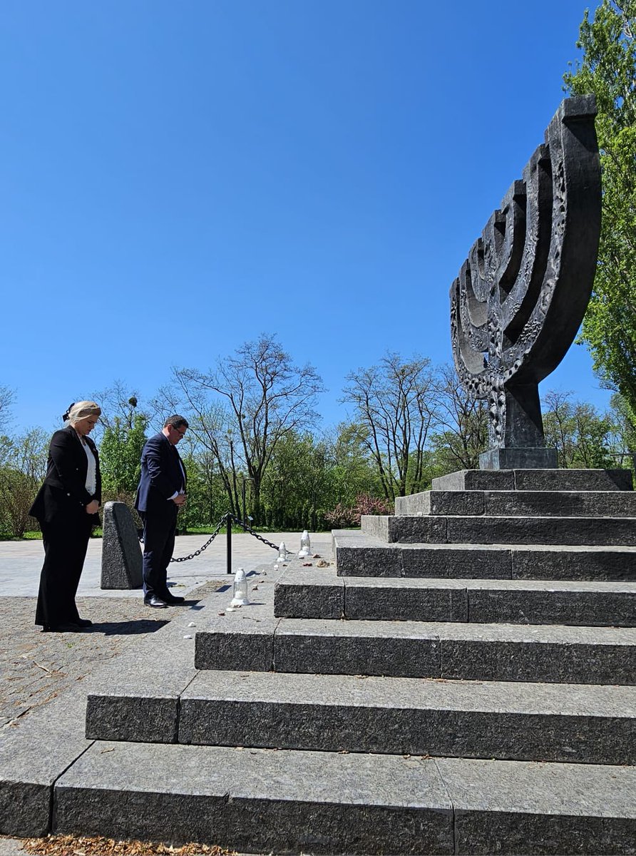 nmbabynyar's tweet photo. Today, #BabynYar welcomed a delegation from the United Kingdom. @AlexDaviesJones, Anthony Charles Cooper @MoJGovUK &amp; Ambassador Neil Crompton @UKAmbUkraine walked the memorial grounds with our Director Roza Tapanova. Thank you @UKinUkraine for remembering.🇬🇧🇺🇦
#diplomacyofmemory https://t.co/htpKSEy55i