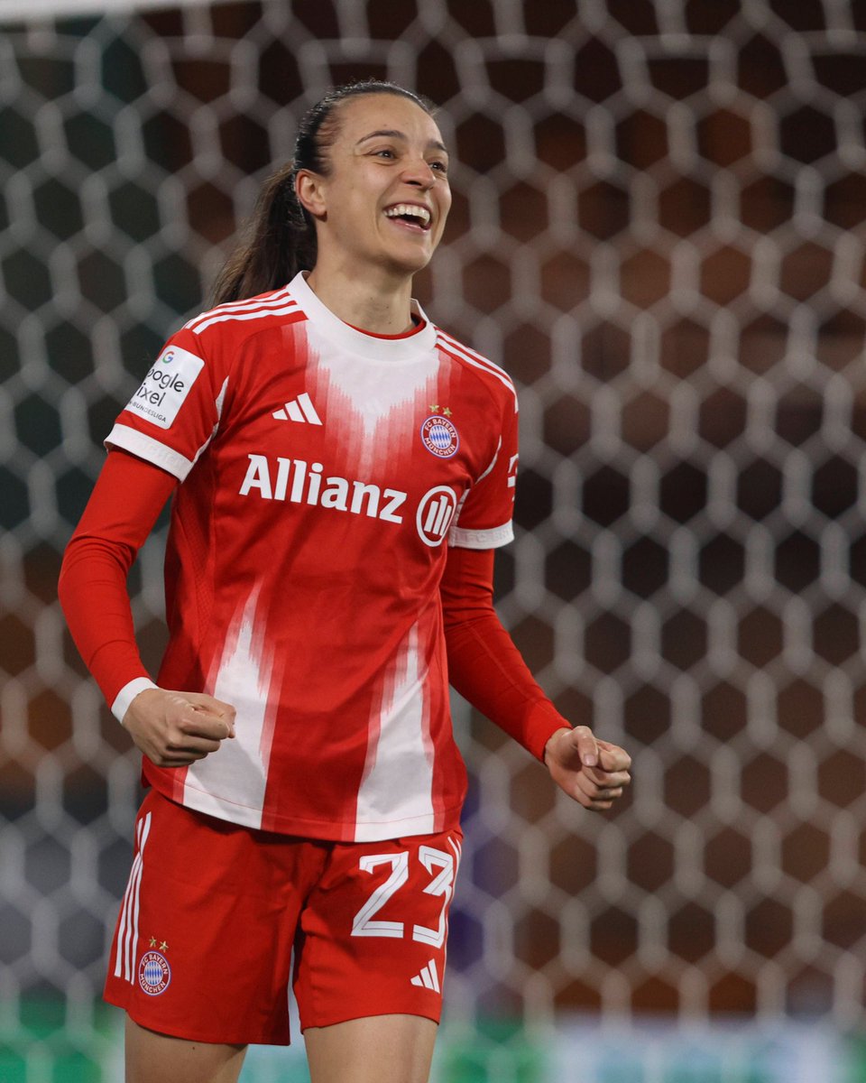 FCBfrauen's tweet photo. 𝑺𝒆𝒓𝒗𝒖𝒔 & 𝑫𝒂𝒏𝒌𝒆, Natalia! ❤️🤍

Natalia Padilla Bidas wird die FC Bayern Frauen zum Ende der Saison verlassen. Danke für deinen Einsatz, deine Tore und deinen Beitrag im Trikot des FC Bayern – wir wünschen dir für deine Zukunft nur das Beste, Natalia!

ℹ️ https://t.co/BbSNQKOyL4