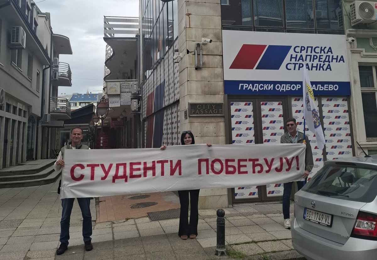 SlavicaPetrovs1's tweet photo. Ispred SNS Kraljevo. @Deckyserbia i ja  čekamo Predraga Terzića, pošto policija nije reagovala na njegova targetiranja upućena Čačanskom Frontu. Ako nas već pljuješ, red je i da nas upoznaš. Doneli smo ti poruku. #studentipobeđuju https://t.co/hjDyF63j43