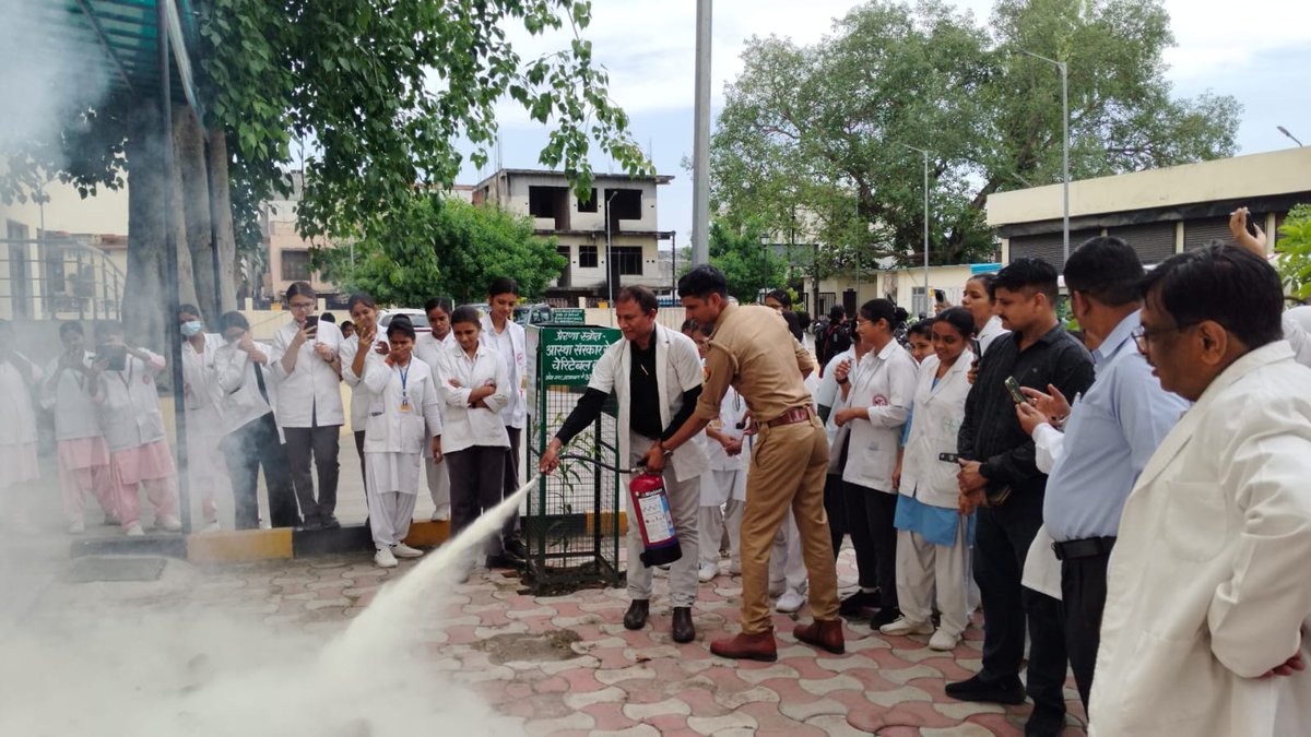 Lucknow Fire & Emergency Services tweet media