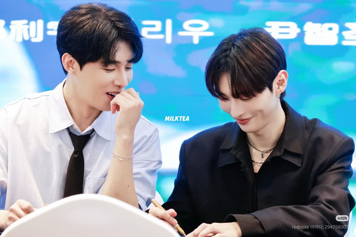 nnsiciew's tweet photo. 이사님 유리창에 비친 자기 모습 보다가 뒤에서 자기 뒤통수만 보고 졸졸 따라오는 정비서 강아지 같다고 생각한 적 있을 듯 https://t.co/kVYKVrOpyI
