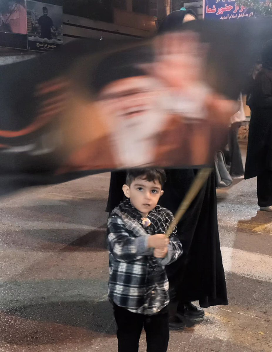چه تصویر قشنگی 
دیشب تو بارون گالیکش این پسر نازنین از تکون دادن پرچم دست نمی‌کشه
خدا حفظت کنه