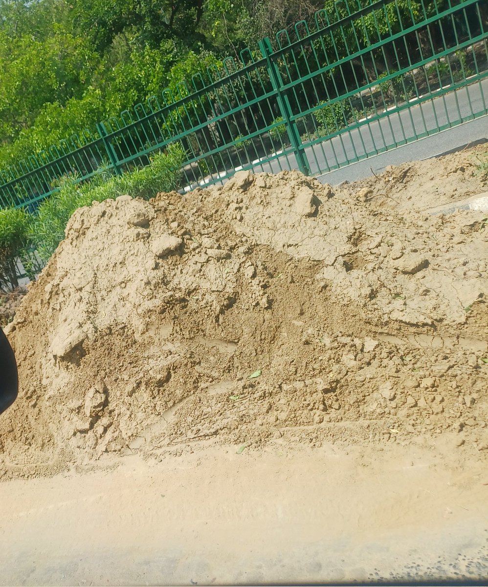 umeshaim's tweet photo. @CMODelhi @PMOIndia @narendramodi @HMOIndia @AmitShah @CPCB_OFFICIAL @official_dda @dtptraffic @CMODelhi @LtGovDelhi 80% of dwarka roads sectors 9, 18, 10, 11, 17 are covered with these blocking the traffic multiple accidents. Also increasing dust pollution there are wind gusts. It has been almost a month. https://t.co/BW8BP4ttpj