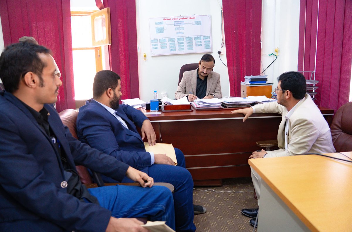 shabwagio's tweet photo. المحافظ بن الوزير يناقش مع صندوق صيانة الطرق موازنة فرع الصندوق وخطط مشاريع التأهيل والصيانة للعام 2026م

مكتب الإعلام – محافظة شبوة
الخميس 7 مايو 2026م

https://t.co/ECJZFwUDXW https://t.co/nwCjL7qiwR