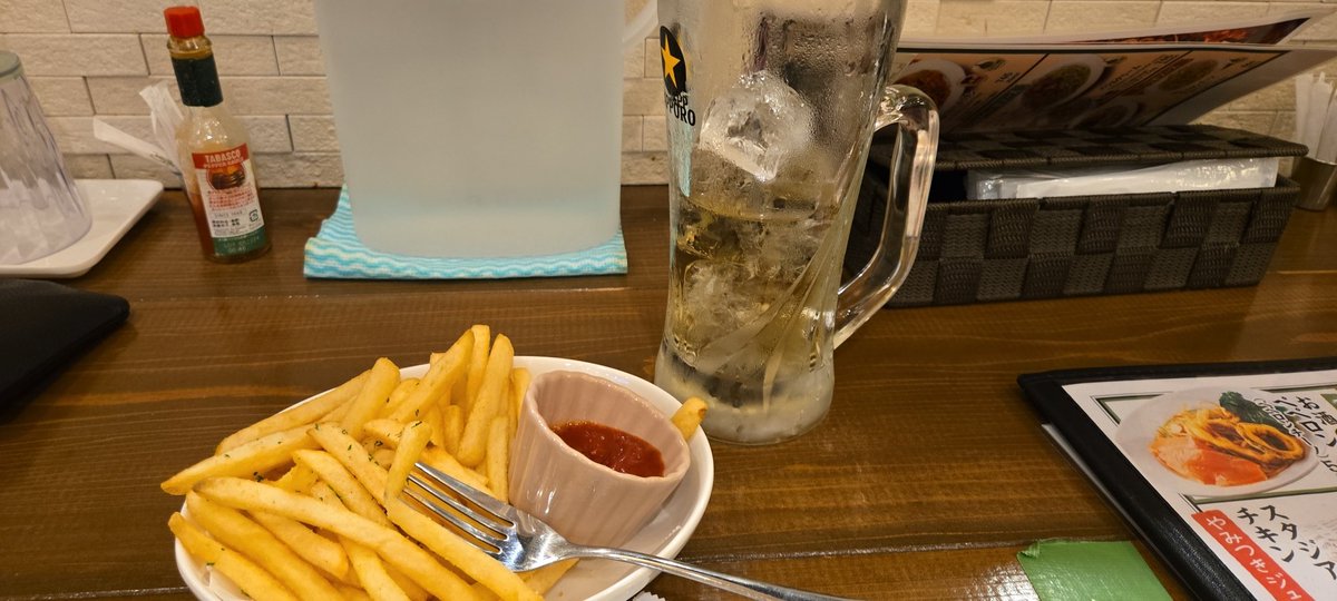 suginyan's tweet photo. 何故この時間帯の居酒屋は仕事論を語る老害が多いのか、ただただ飲めよ https://t.co/6lkZ2Q5bN1