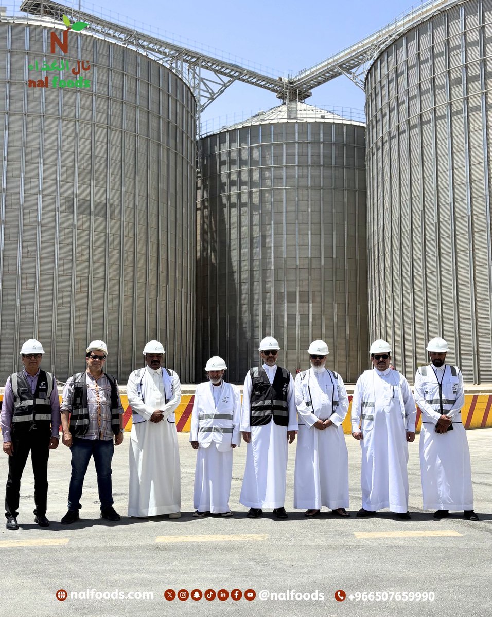 استقبل اليوم سعادة العضو المنتدب والرئيس التنفيذي لشركة نال الغذاء المهندس ناظر بن الحسن الحكمي بمقر الشركة بتبوك، سعادة رئيس لجنة جائزة الأمير فهد بن سلطان بن عبد العزيز آل سعود للمزرعة النموذجية المهندس سعد بن محمد السواط، وسعادة أعضاء لجنة الجائزة، للاطلاع على تقنيات تصنيع