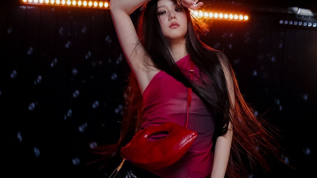 RossJS_'s tweet photo. Oh my... How is this possible?😍 
#JISOO you are insane! 🔥 https://t.co/QtSxTlNEcX