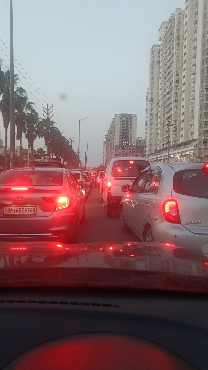 jinendra021's tweet photo. @uptrafficpolice @noidapolice @Gc2Residents @nefowaoffice 
Daily yaha jam lagta hai abhi bhi laga hua hai 14 th Avenue road gaur city 2 greater noida west , gurudwara road https://t.co/bDruAeJVsO