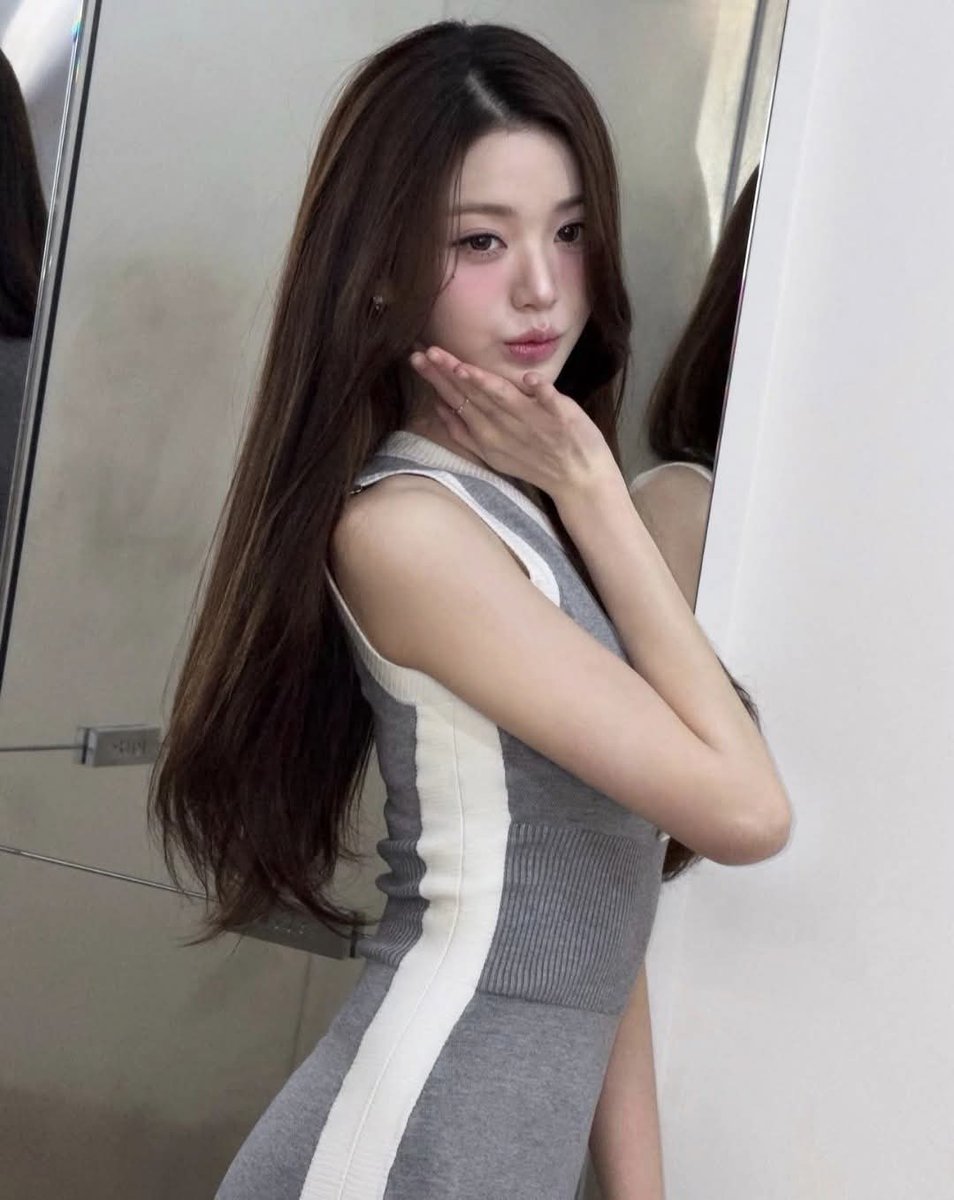 장원영 https://t.co/BqMLieJ8cn
