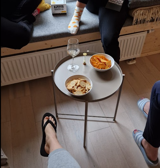MissVanessa3110's tweet photo. This is how foot girls have a good time while you're out there grinding for us. https://t.co/rXVtShdZ8t