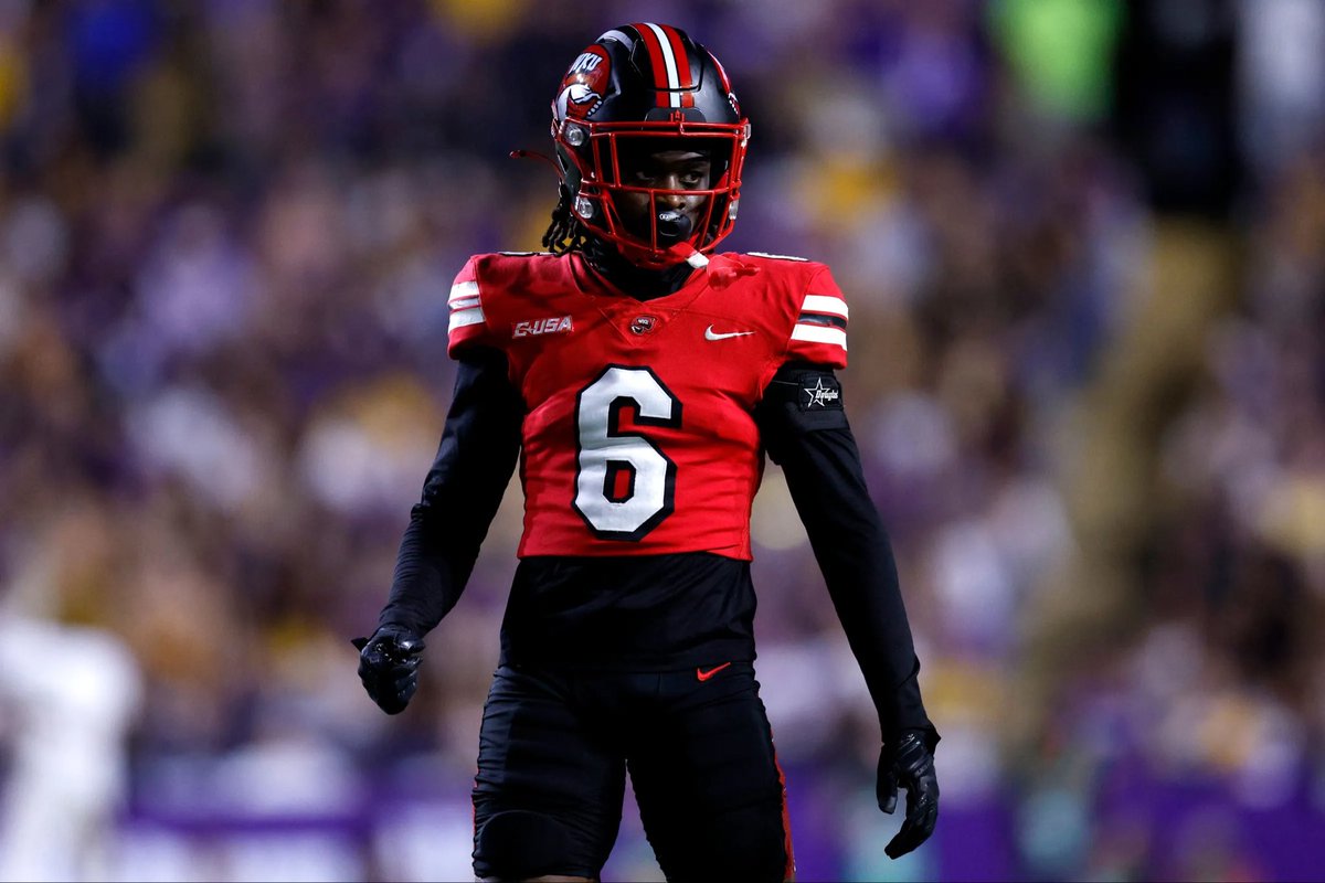 TerryTerry5504's tweet photo. After a great conversation with @_CoachMartin_  I am blessed to receive my first official D1 offer from Western Kentucky University!!! @WKUFootball 
@CoachCreasy_OHS @Coach__Watson @Coach_Veto @VonceHenderson
@Marcus_B9 @Woodi1k @CoachEady_T @OHSPatsFootbal https://t.co/ePCgNP3rnr
