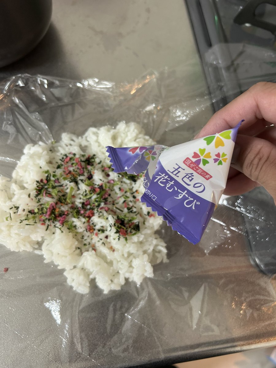 kerokero034's tweet photo. 混ぜ込みのお土産いただきました‼️

めちゃくちゃ美味しいですよマジで😳

#おにぎり https://t.co/LzyCxg3HKk