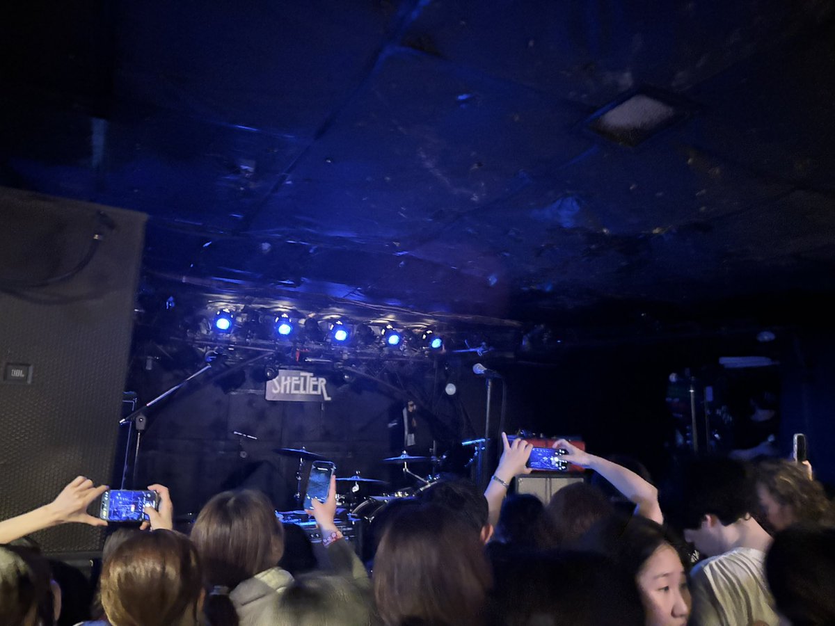 aokd_i's tweet photo. 2日連続でa flood of circleを、ロックンロールを浴びて、やっと、やっと進むことができたよ
フラッドのファンであると共に、ユニゾンのファンとしてロックンロールを見に行ったんだ
今日の帰り道、あの日からずっと聴けなかったユニゾンが聴けた
モノクロでは説明できない完全無欠のロックンロールだ https://t.co/qHBtT8h8Vl