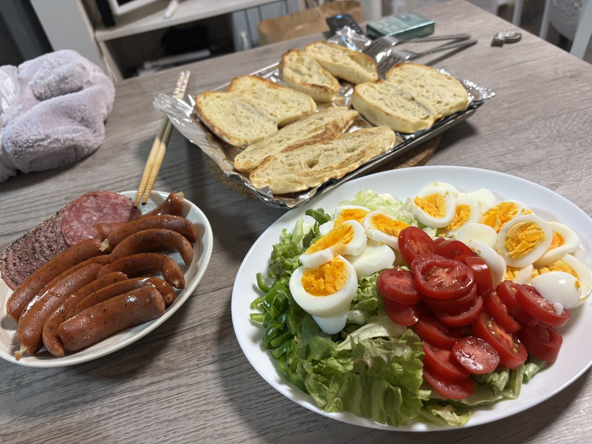 今日めちゃんこ忙しかったけど、お休みの夫が作ってくれた夜ごはんが美味しすぎて全回復した❤️‍🩹
一からパン捏ねてくれたみたい🥖