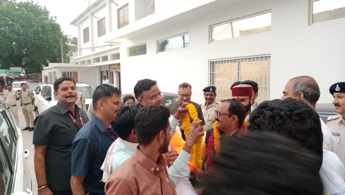 चंदेरी नगर आगमन पर जिला प्रभारी मंत्री श्री राकेश शुक्ला जी का जिलाध्यक्ष श्री <a href="/alok_tiwari28/">आलोक तिवारी</a> जी ने आत्मीय स्वागत वंदन अभिनंदन किया।

<a href="/RakeshShukla_12/">Rakesh Shukla</a>