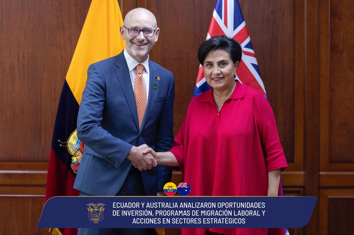 CancilleriaEc's tweet photo. 🇪🇨🤝🇦🇺
La canciller @gabisommerfeld mantuvo una reunión de trabajo con el embajador de Australia, concurrente para el Ecuador, Andrew Martin, en la que se destacó el buen estado de las relaciones bilaterales. https://t.co/juzY7CJeMM