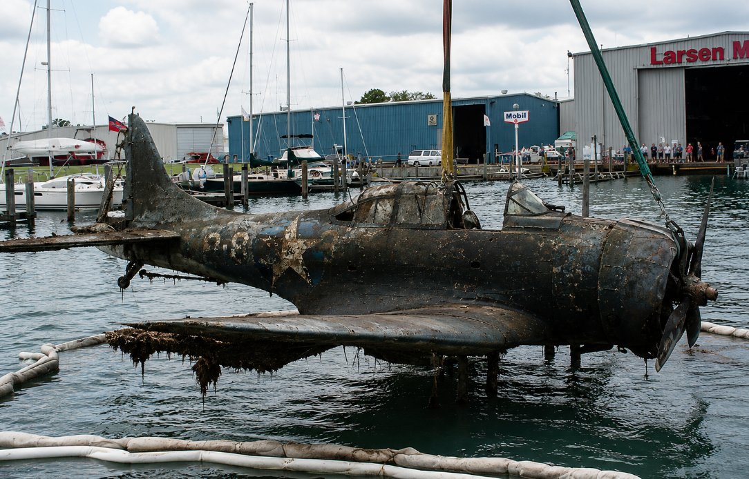 UntoldWarFacts's tweet photo. In the middle of WW2 the United States hid two aircraft carriers in Lake Michigan.

They trained 17,000 carrier pilots in the cold freshwater.

Hundreds of planes crashed during training.

The cold water preserved them. Most are still down there.

This is the story of Lake Michigan in WW2...🧵1/4