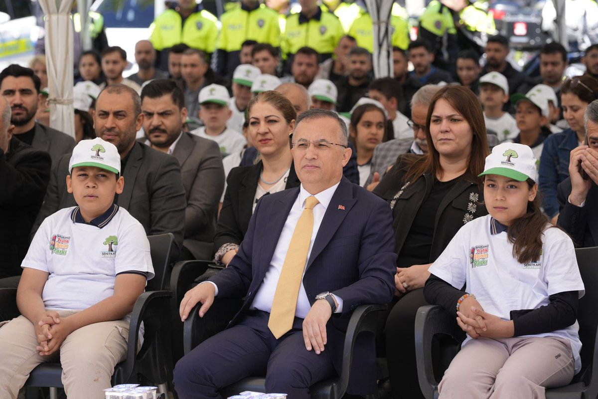 gaziantepism's tweet photo. İl Sağlık Müdürümüz Dr. Beytullah Şahin, Gaziantep Valimiz Sayın Kemal Çeber, Gaziantep Milletvekillerimiz ve protokol üyeleriyle birlikte, Trafik Haftası münasebetiyle Şehitkamil Trafik Parkı’nda düzenlenen etkinlik programına katıldı.

Programda, trafik kurallarına uyulmasının hayati önem taşıdığına dikkat çekilerek toplumda trafik bilincinin artırılmasının önemine vurgu yapıldı.

Gaziantep Valiliği koordinesinde yürütülen “Kebap Dumansız, Motorcu Kasksız Olmaz” kampanyası kapsamında kask dağıtımı gerçekleştirilirken, yılın başarılı sürücülerine plaket takdim edildi.

#Gaziantep

@saglikbakanligi
@gantepvaliligi