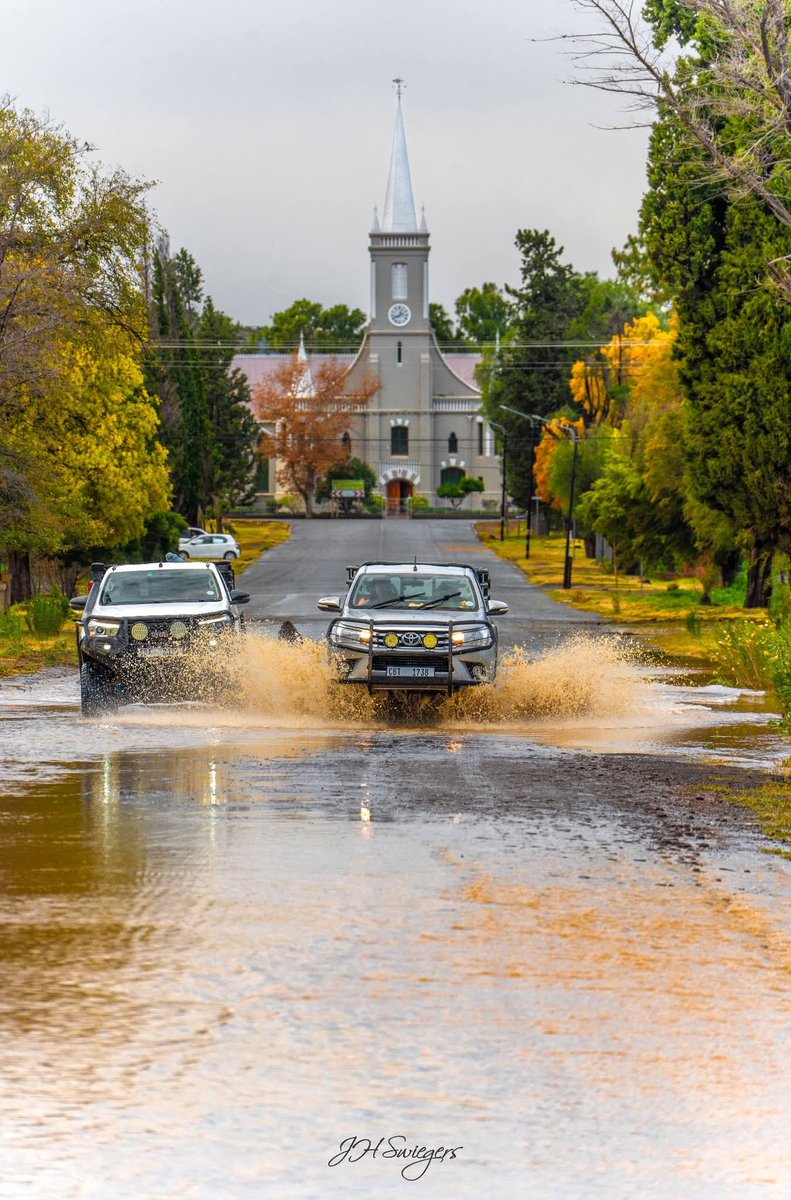 ReenvalSA's tweet photo. #Murraysburg #Karoo - 200mm plus in Sneeuberg tussen #GraaffReinet en #Murraysburg, en reën steeds.
Die #Buffels rivier het gisteraand oor sy walle gestroom, Die foto's hieronder met water wat tot teen dorp se ingang opgedruk het.
📷Jan-Hendrik Swiegers https://t.co/JlnQrPrBfo