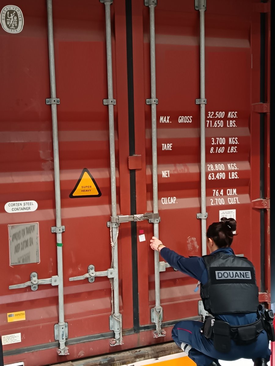 douane_france's tweet photo. 🚨 #AffaireDuJour | Saisie record à Fos-sur-Mer
Les douaniers de Marseille ont réalisé une prise historique : plus de 26 tonnes de cigarettes saisies sur le port de Fos-sur-Mer. 👏

👉 Cette opération intervient après une autre saisie exceptionnelle de 16 tonnes fin janvier, confirmant l’intensification de la lutte contre les trafics organisés de tabac.