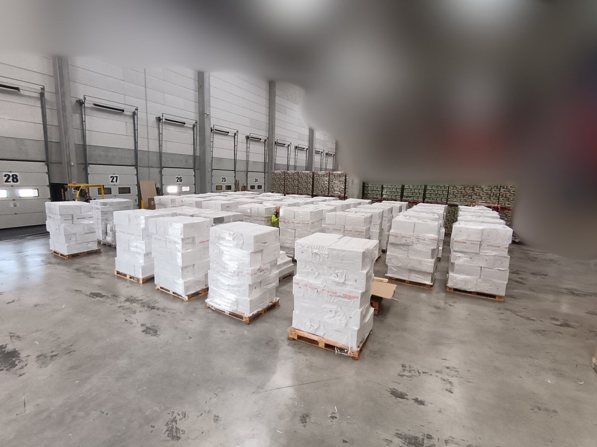 douane_france's tweet photo. 🚨 #AffaireDuJour | Saisie record à Fos-sur-Mer
Les douaniers de Marseille ont réalisé une prise historique : plus de 26 tonnes de cigarettes saisies sur le port de Fos-sur-Mer. 👏

👉 Cette opération intervient après une autre saisie exceptionnelle de 16 tonnes fin janvier, confirmant l’intensification de la lutte contre les trafics organisés de tabac.