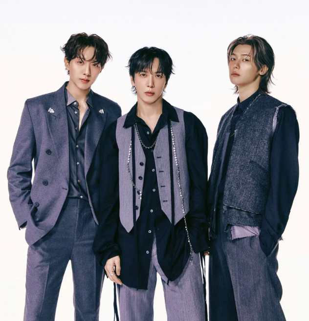 Kkorepo's tweet photo. 「#CNBLUE」、大学のロゴ入りユニフォームで大学祭に登場 
🔗https://t.co/CkELS9SUyW https://t.co/vodtaNzu4A