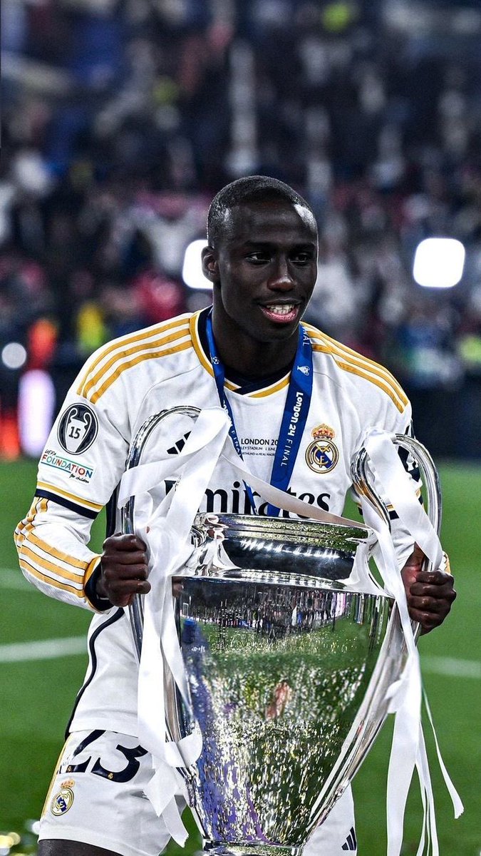 EditionMerengue's tweet photo. 🚨 FERLAND MENDY ENVISAGE DE PRENDRE SA RETRAITE.

[@Ramon_AlvarezMM] https://t.co/Nbva7ioJDC