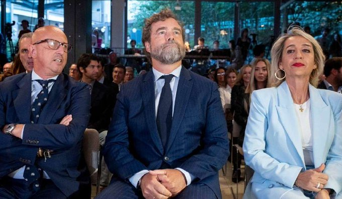 FACHARTRUMPUTIN's tweet photo. Es hora de que Espinete se eche a un lado.

En ATENEA necesitamos a gente más preparada.

Hay que pasarle el testigo a gente joven, es hora de Budiño y de Isabél Lázaro.

Que dejen de darle de comer a las palomas en el parque y den un paso al frente.

REFUNDACIÓN. https://t.co/71XHuCsNfi