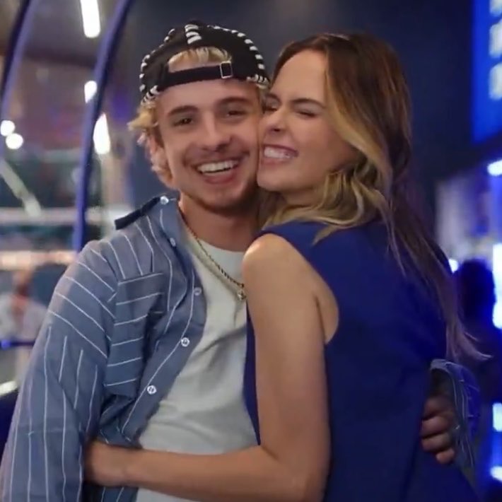 putzgiovanna's tweet photo. o abraço todo agarradinho, o rostinho apertadinho, sério coisa mais linda esses dois, que encontro incrível esse bbb trouxe pra eles pqp AMO DEMAIS https://t.co/EfrXryhQQS