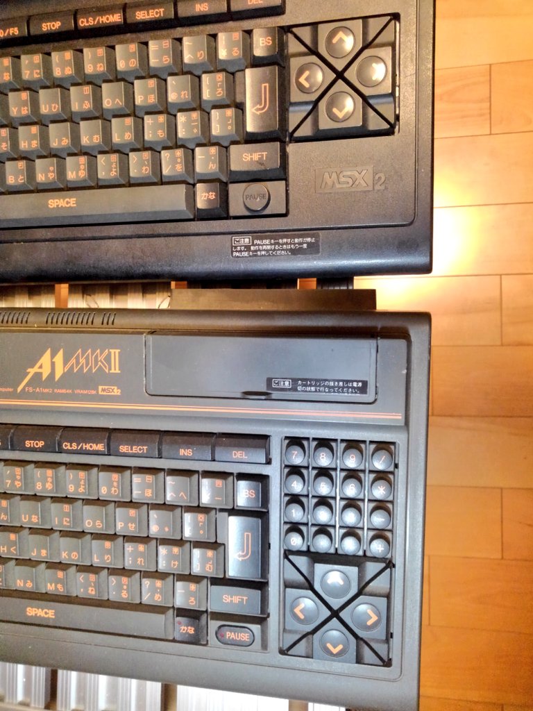 パナソニックのMSX2、FS-A1とFS-A1MKⅡだよ。似たような外観だけど