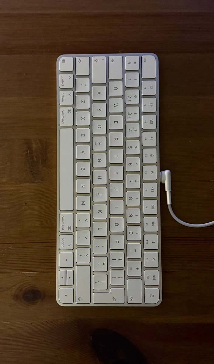 Mt79mkw's tweet photo. #K7max 、サイズもデザインもとても気に入ってたけど、どうしても「ー」のミスタイプが無くならなくて、再びキーボード探しの旅へ〜〜
というわけでUK配列の #MagicKeyboard 。タイプミス減ったしWindowsでも使えるし良い、かも。 https://t.co/3OyL7AOzTb