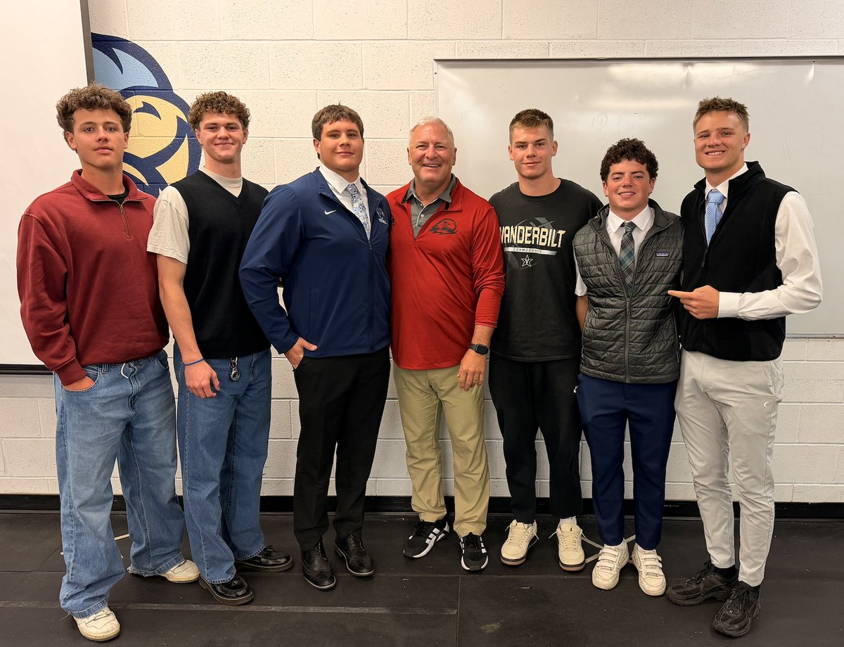 Gordon_Wils14's tweet photo. Thanks for stopping by SHHS @JohnKelling37- My Dad's a Thunderbird Alum @SUUFB_  #thunderbird @delanefitz @OGMacDC @willbrunson733 @CoachHuntSUU @CoachBrown_SUU @NateLealaoSUU @JeffHigginson @HigginsonJoel @hills_salem https://t.co/MlL47LqaLg