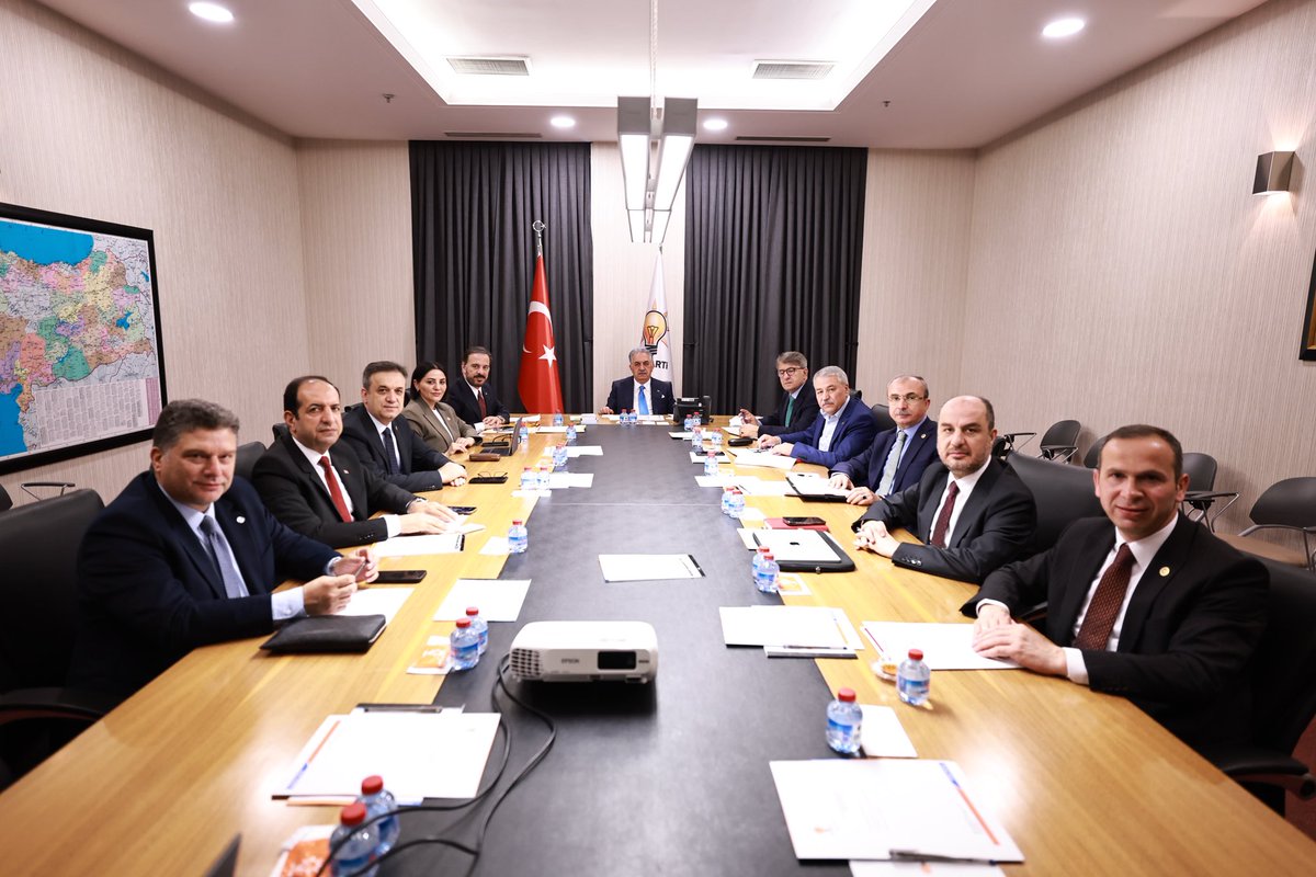 Hayati_Yazici's tweet photo. Siyasi ve Hukuki İşler Başkanlığı olarak birim toplantımızı gerçekleştirdik.

Büyük ve güçlü Türkiye hedefimiz doğrultusunda yürüttüğümüz çalışmalarımızı kapsamlı bir şekilde değerlendirdik.

Birim faaliyetlerimizi, bölge çalışmalarımızı,  güncel siyasi ve hukuki gelişmeleri ele aldığımız toplantımızın hayırlara vesile olmasını diliyorum.
