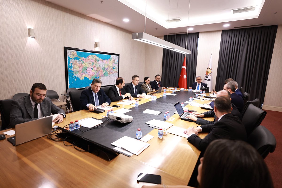 Hayati_Yazici's tweet photo. Siyasi ve Hukuki İşler Başkanlığı olarak birim toplantımızı gerçekleştirdik.

Büyük ve güçlü Türkiye hedefimiz doğrultusunda yürüttüğümüz çalışmalarımızı kapsamlı bir şekilde değerlendirdik.

Birim faaliyetlerimizi, bölge çalışmalarımızı,  güncel siyasi ve hukuki gelişmeleri ele aldığımız toplantımızın hayırlara vesile olmasını diliyorum.