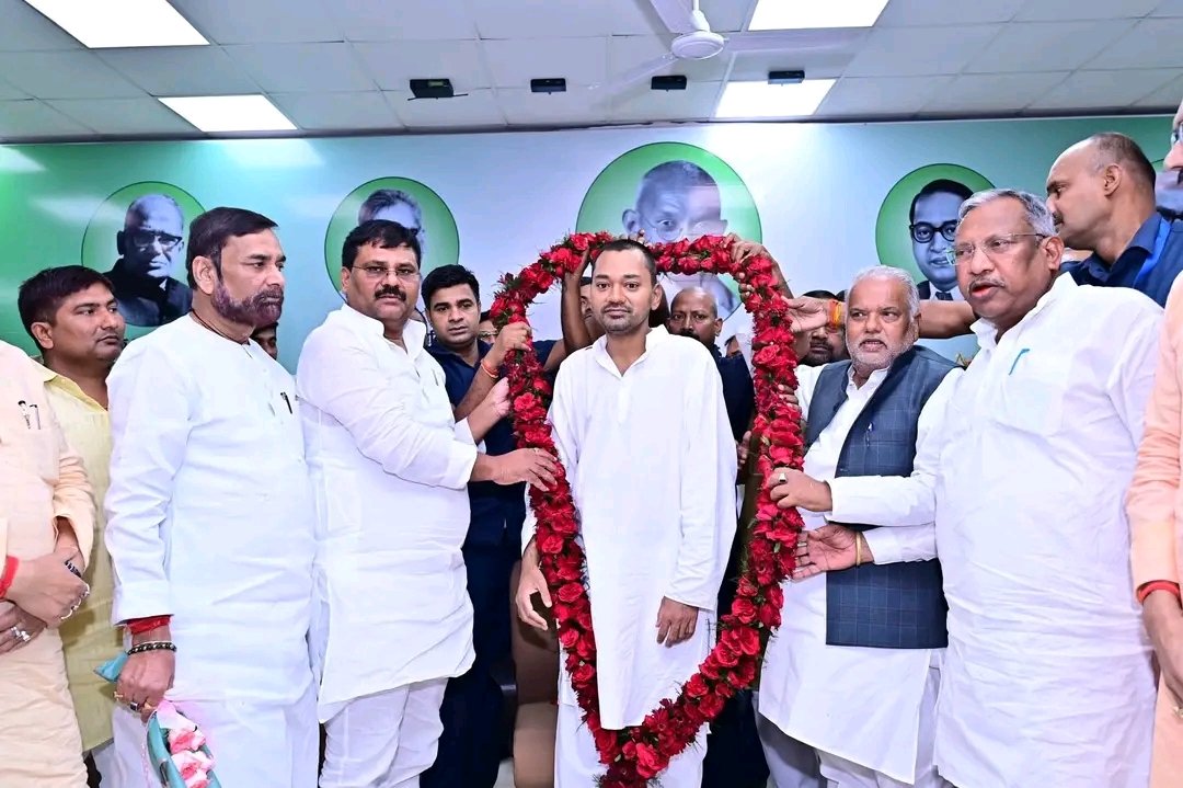 राजा के बेटे ने जो माला पहनी है,
ज़रा ये भी देख लीजिए कि उसके अगल-बगल खड़े लोग कब से उसी राजा को माला पहनाते आ रहे थे…

अब वक्त बदला है, तो वही लोग बेटे को भी माला पहना रहे हैं।

सत्ता बदलती है, चेहरे बदलते हैं,
लेकिन दरबार में खड़े लोग अक्सर वही रहते हैं। #nitishkumar