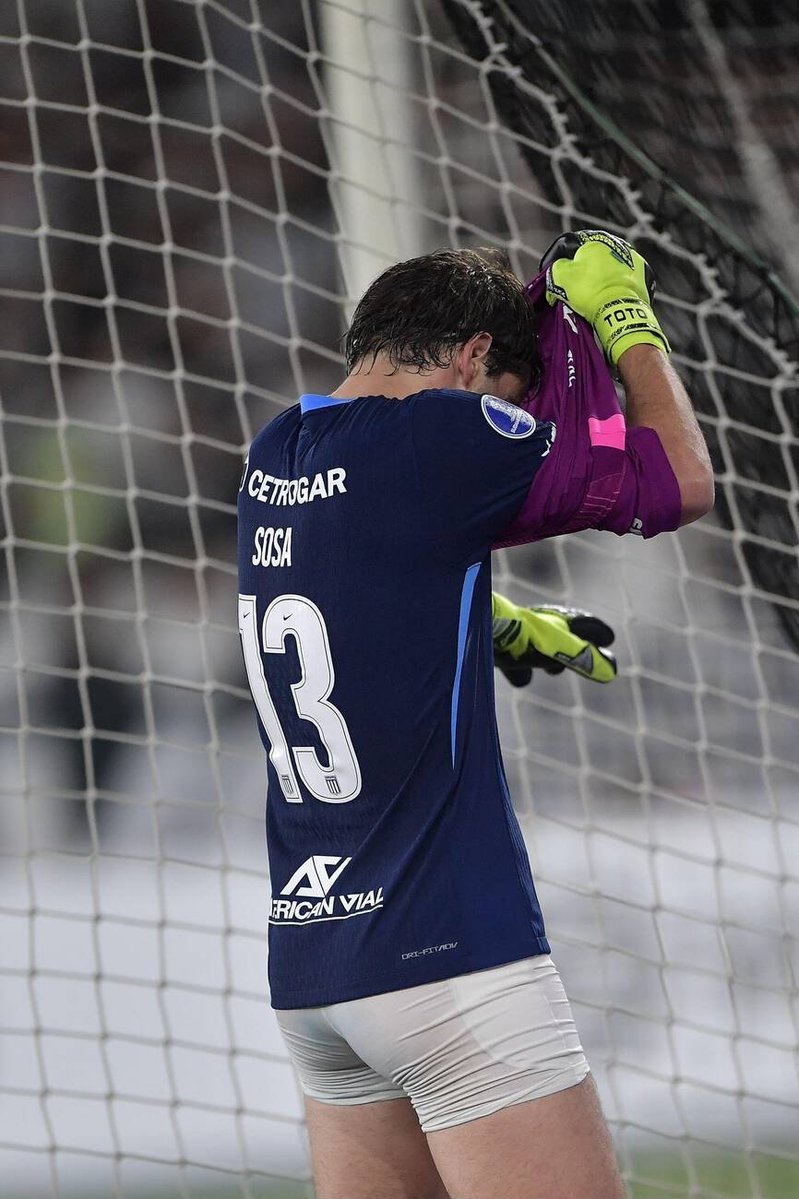 la cantidad de cosas que me imaginé con esta foto posta estoy hace 5 minutos tratando de tuitear algo y no se ni como explicarlo