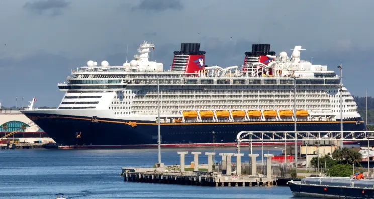 #AHORA Empleados de cruceros de Disney entre los 28 arrestados en una operación masiva contra la pornografía infantil.

Los implicados estaban involucrados en la recepción, posesión, transporte, distribución o visualización de material de explotación sexual infantil. (NYP)
