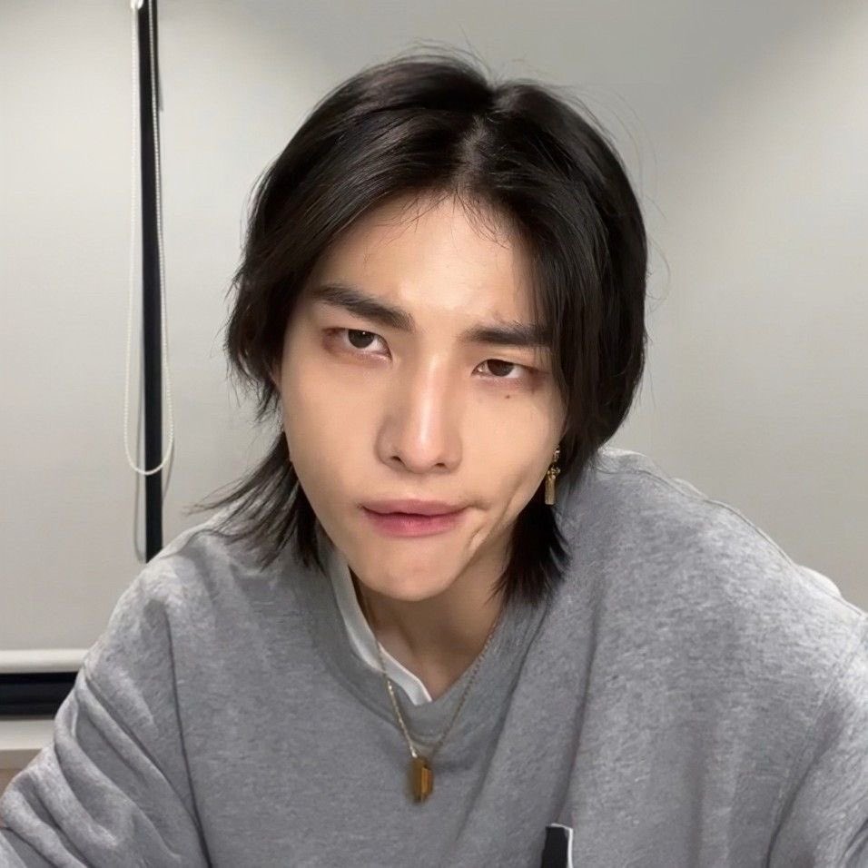 Loiro de 6000 reais | #hyunlix au

Após ser atacado em suas redes sociais por ter criticado o valor que o cabeleireiro cobrou para fazer o seu loiro, Felix recebe uma afronta de Hyunjin, outro influencer que o chama para brigar em Bangu 

Mal ele sabia com quem estava lidando…