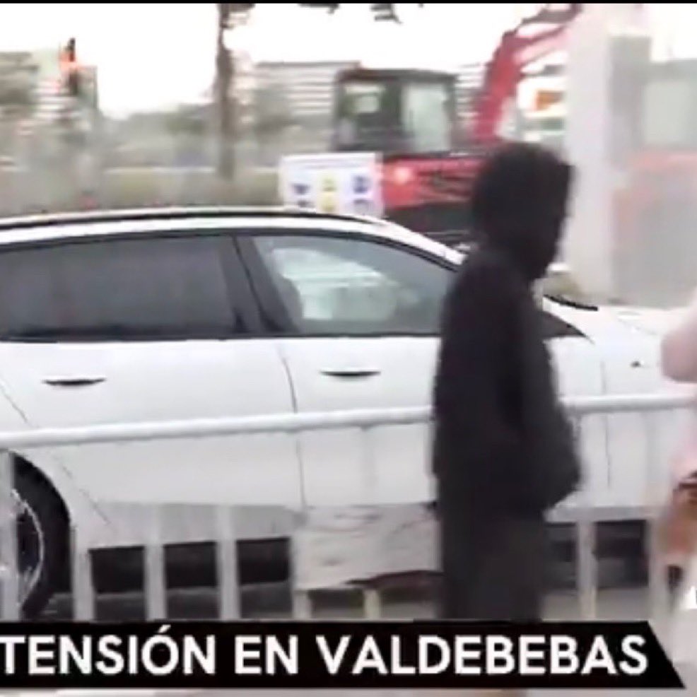_BeFootball's tweet photo. 🚨 VALVERDE 🇺🇾 EST SORTI DE L’HÔPITAL ET VIENT D’APPARAÎTRE À VALDEBEBAS CAPUCHÉ AVEC SA FEMME ! 

(@eldesmarque) https://t.co/6Jmq8pna0Y