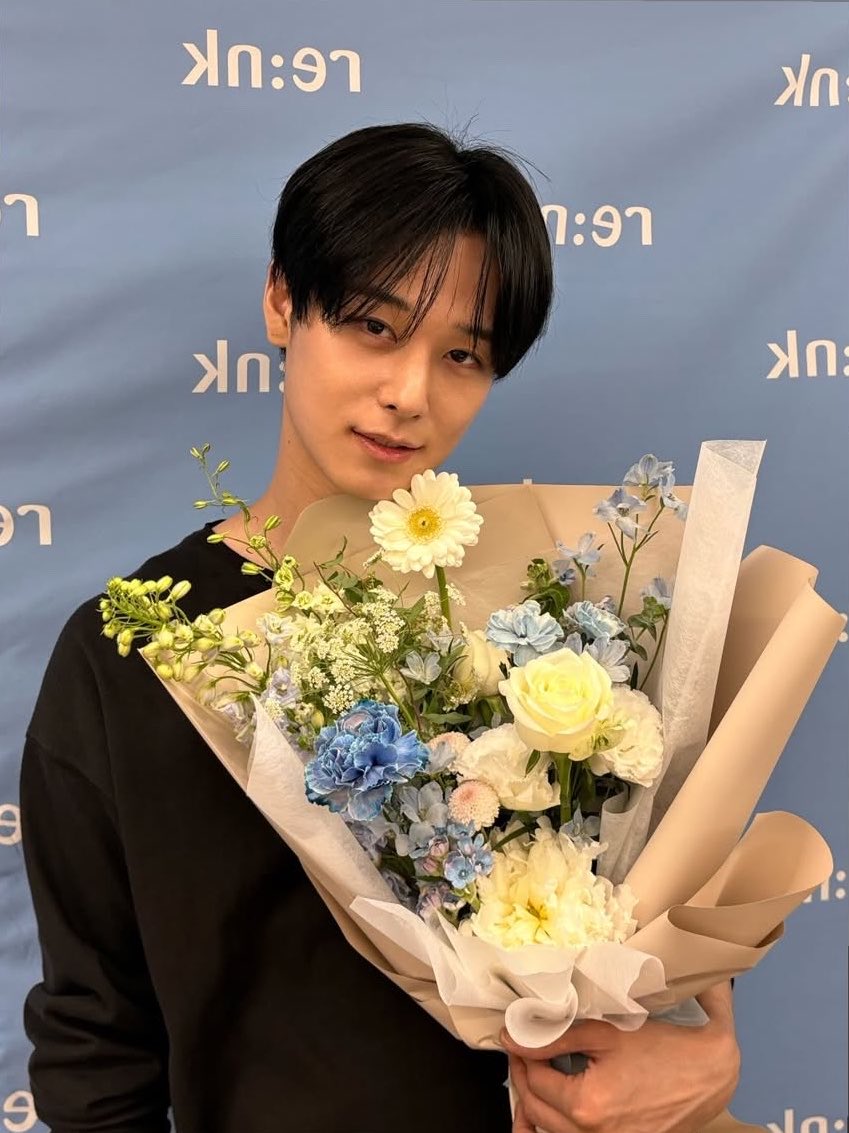 yihsuo's tweet photo. Tempo lalu sempat terpaku nungguin bunga yang nyatanya nggak pernah sampai dipelukkanku, tapi semesta punya caranya sendiri buat jemput aku dari harapan hari itu. Terima kasih re:nk, bunganya bikin aku sadar kalau aku layak diprioritaskan. https://t.co/D6uENHMLTL