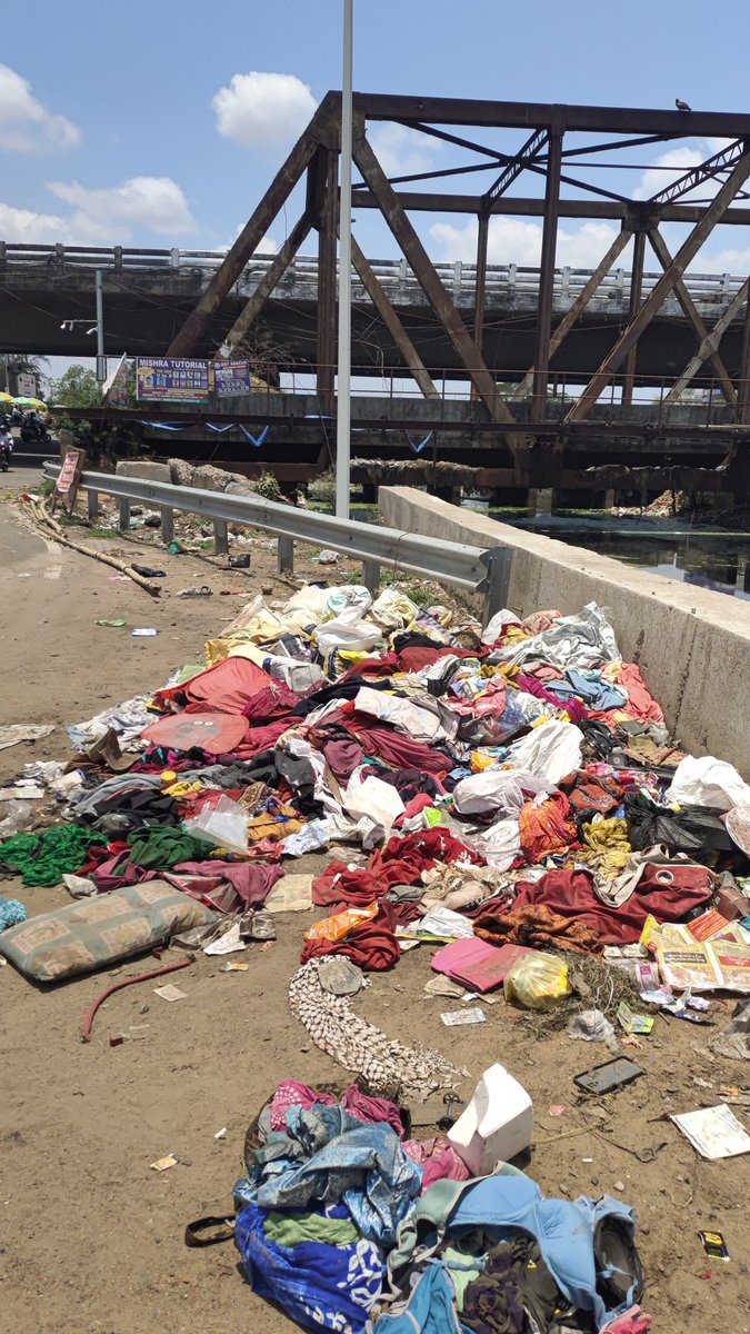 bharattony's tweet photo. Garbage dumping near roads and canals in Cuttack reflects municipal negligence and poor civic sense. Immediate cleaning, waste management, and strict action against littering are urgently needed. @CuttackDM @dcp_cuttack @CMCCuttack @SwachhBharatGov @BJP4Odisha @otvnews https://t.co/kvazTisb6c