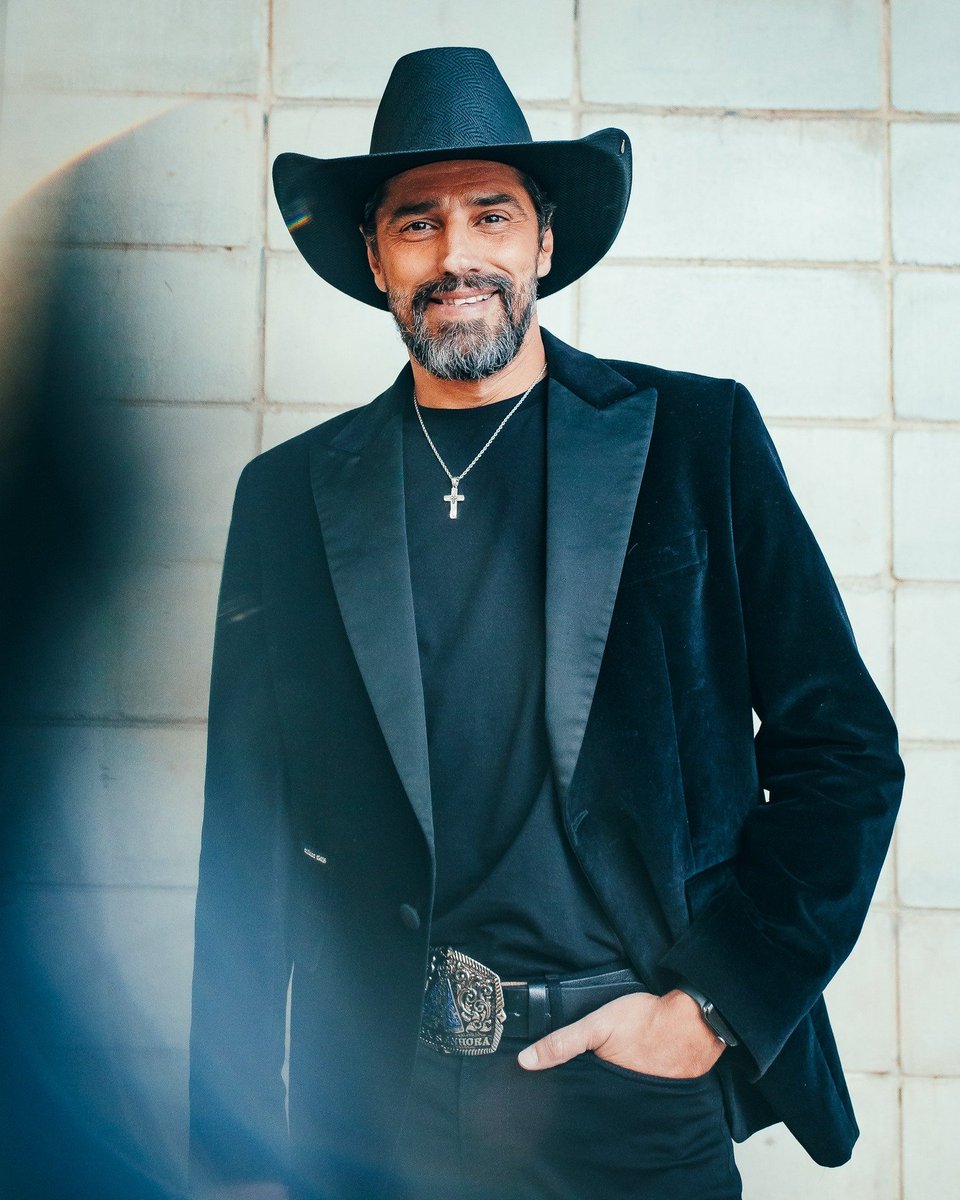quem's tweet photo. Destaque no BBB, Alberto Cowboy quer retomar a vida no Brasil após anos morando nos EUA. "Eu quero voltar. É questão de me organizar".

"Acho que aqui vão estar as melhores oportunidades e a gente vai aproveitar tudo o que acontecer", afirmou em entrevista à Quem. https://t.co/mhgprcpZPd
