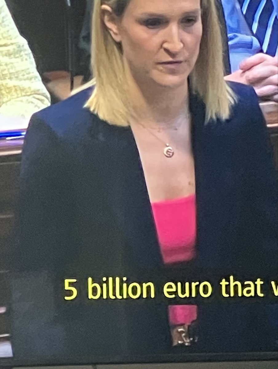 angiebeeb's tweet photo. I love Helen McEntee telling us how prudently Government are spending our money. 

I’d imagine the Ralph Lauren belt she’s wearing is the genuine article. 

@PearseDoherty tells us that Government are telling us to tighten our belts. 

Our Ralph Lauren belts?

#LeadersQuestions https://t.co/raBq3LU72d
