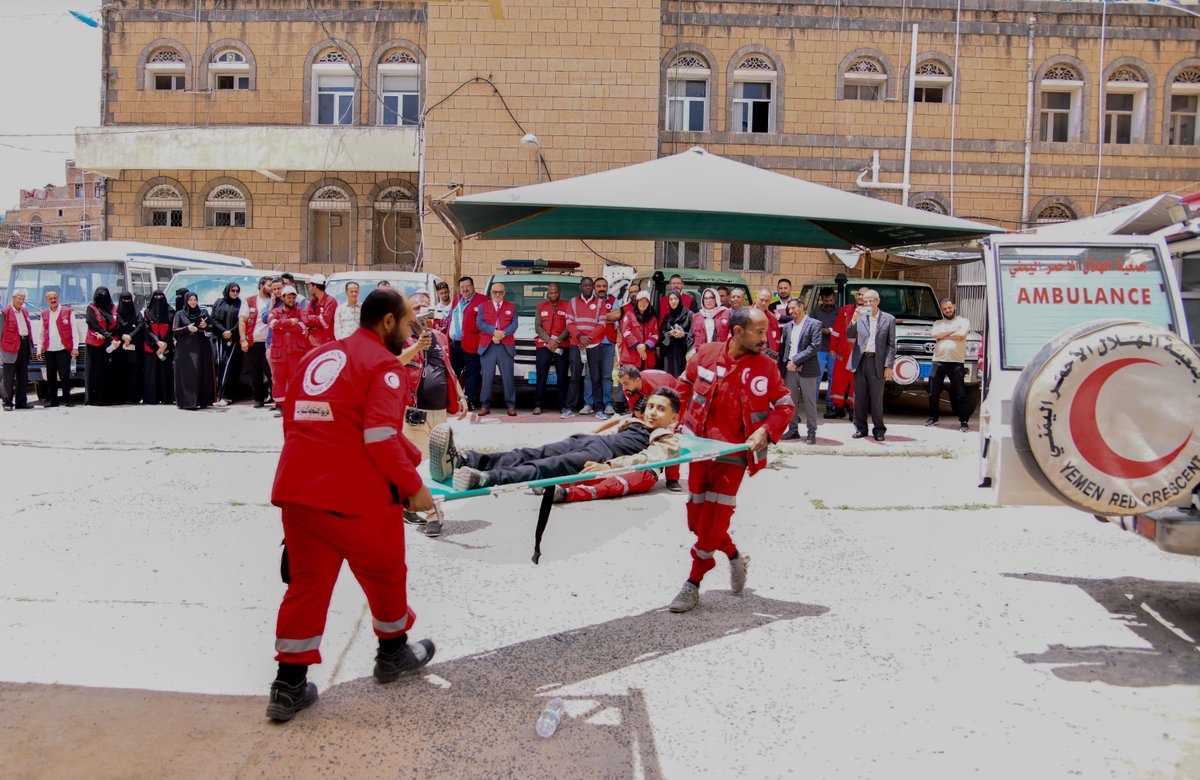 ICRC_ye's tweet photo. تحت شعار "متحدون في كنف الإنسانية"، وبحضور جميع مكونات الحركة، انطلقت فعاليات اليوم العالمي للصليب الأحمر والهلال الأحمر، حيث قدم متطوعو الهلال الأحمر محاكاة للإسعافات الأولية تُبرز أهمية التدريب في إنقاذ الأرواح. 

#اليوم_العالمي_للصليب_الأحمر_والهلال_الأحمر

@YEMRedCrescent https://t.co/M90ksS4qNM